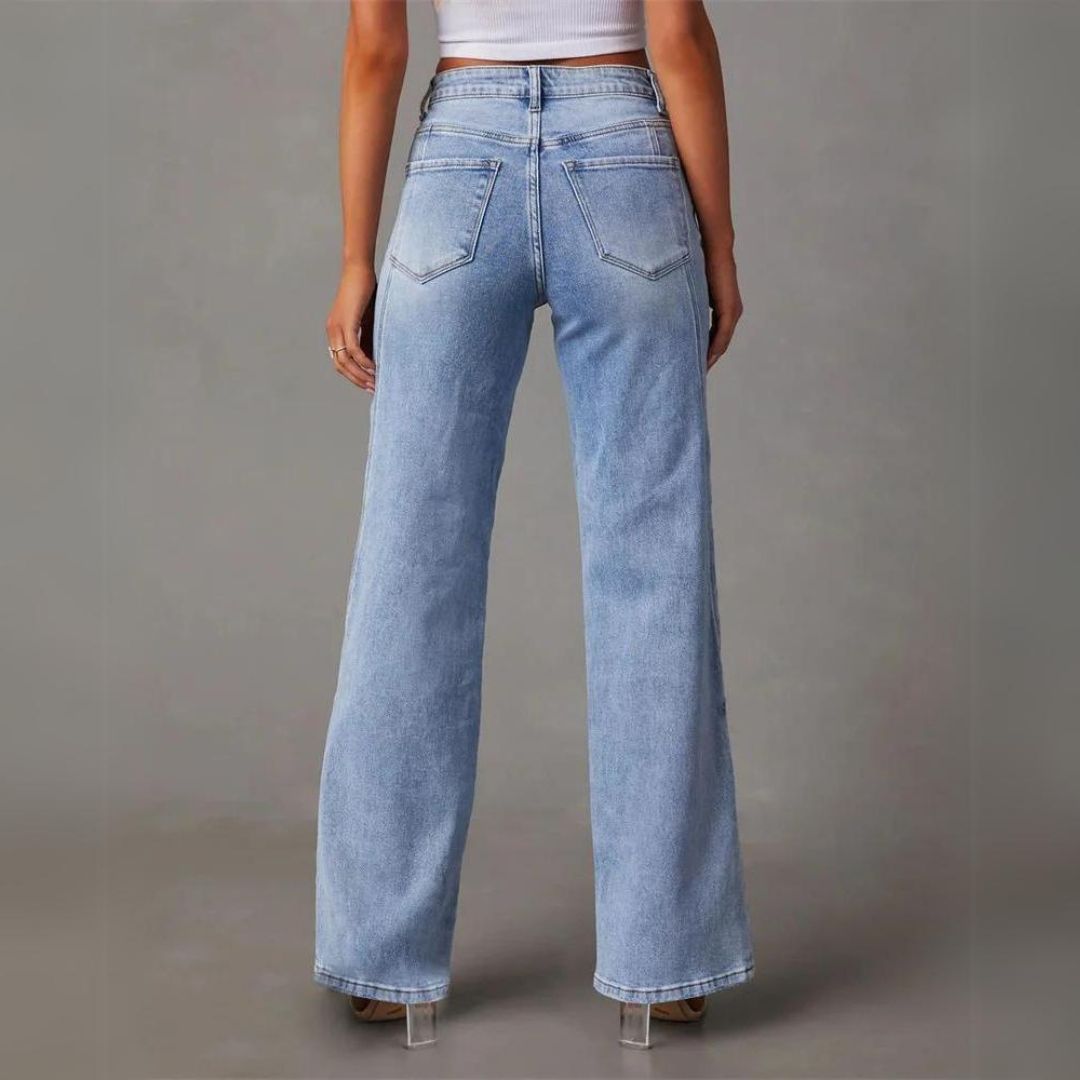 Frau in blauer High-Waist-Jeans, Rückansicht, modisch, lässig, Denim, Damenmode.