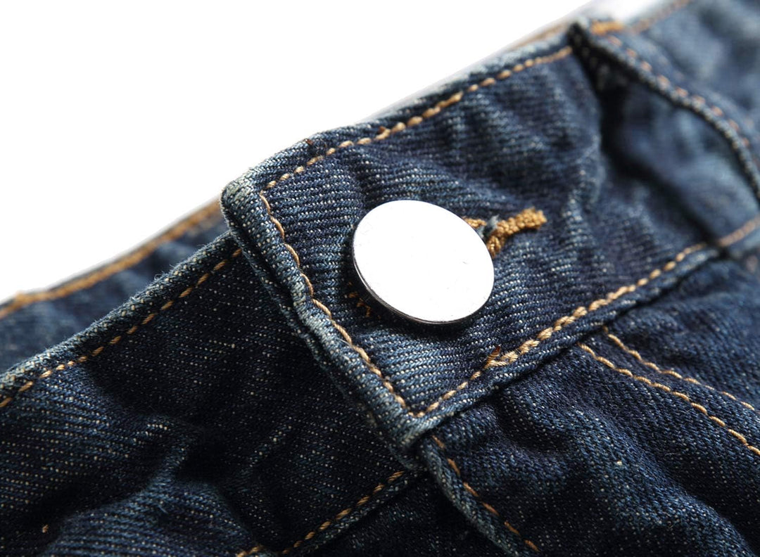 Nahaufnahme einer blauen Jeans mit silbernem Knopf, Denim-Stoff, robuste Nähte.