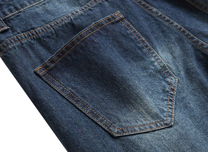 Dunkelblaue Jeans mit Gesäßtasche, Denim-Stoff, klassische Herrenmode, Nahaufnahme.