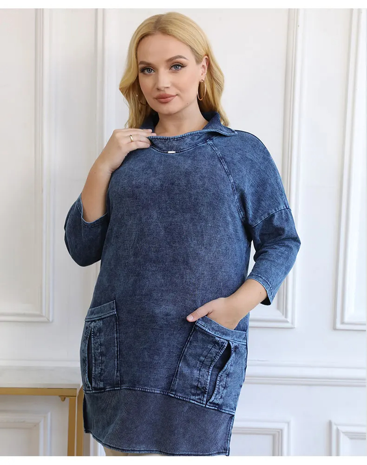 Frau in blauem Jeanskleid mit Taschen, lässiger Stil, Damenmode, bequem, modern.