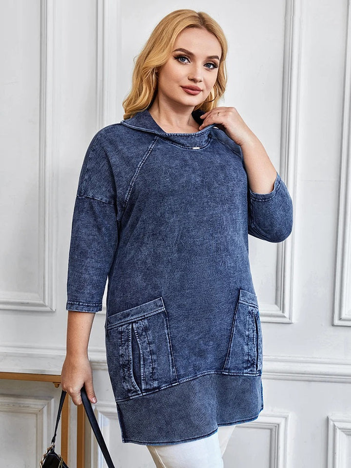 Frau in blauem Jeanskleid mit Taschen, lässiger Stil, Mode für Damen, Herbstbekleidung.