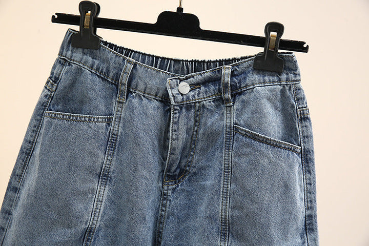 Blaue Jeanshose aus Denim, elastischer Bund, lässiger Stil, Damenmode, Kleiderbügel.