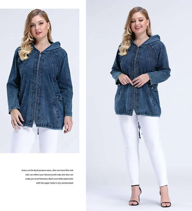 Frau in blauer Jeansjacke mit Kapuze und weißen Hosen, lässige Mode, Plus-Size-Outfit.