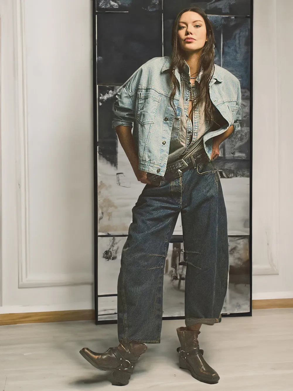 Frau in Jeansjacke und -hose, braune Stiefel, lässiger Look, Modefotografie, urbaner Stil.