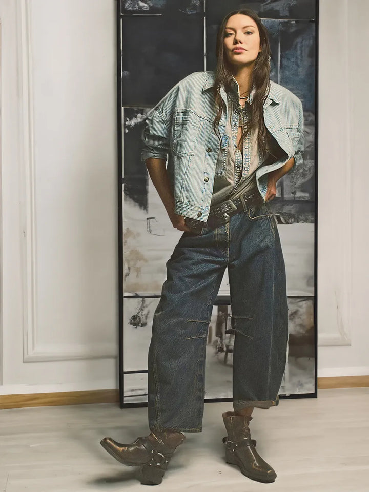 Frau in Jeansjacke und -hose, braune Stiefel, lässiger Look, Modefotografie, urbaner Stil.