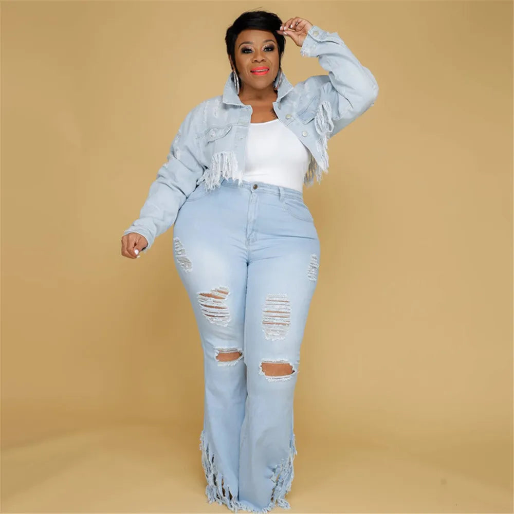 Frau in hellblauer zerrissener Jeansjacke und Hose, Plus-Size-Mode, beige Hintergrund.