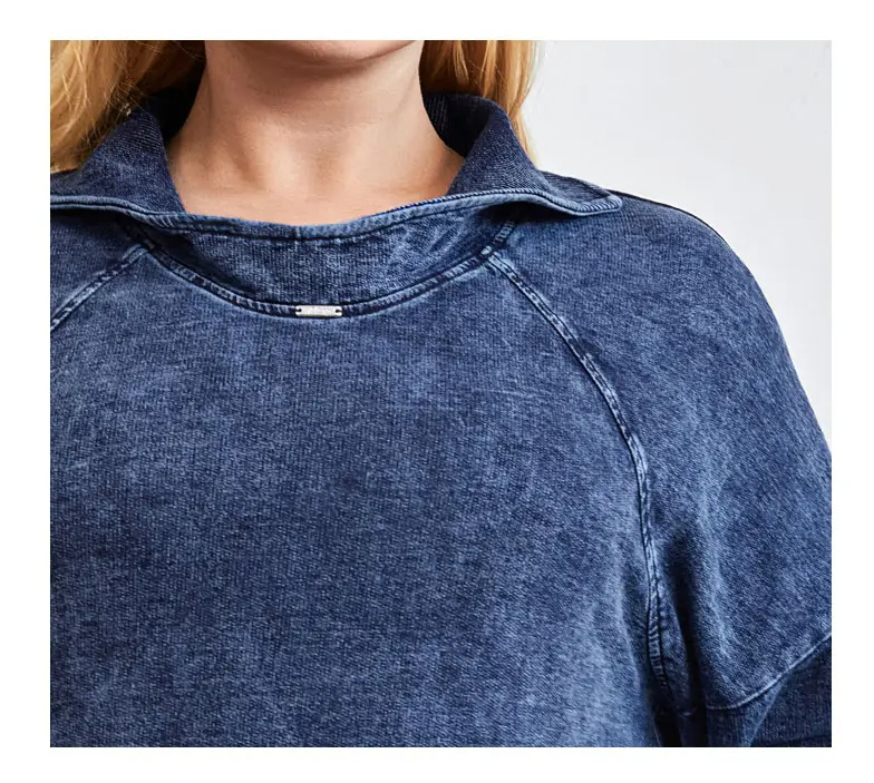 Damenpullover aus blauem Denim, lässiger Stil, Raglanärmel, modische Freizeitkleidung.
