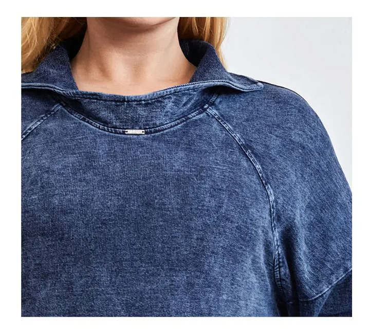 Damenpullover aus blauem Denim, lässiger Stil, Raglanärmel, modische Freizeitkleidung.