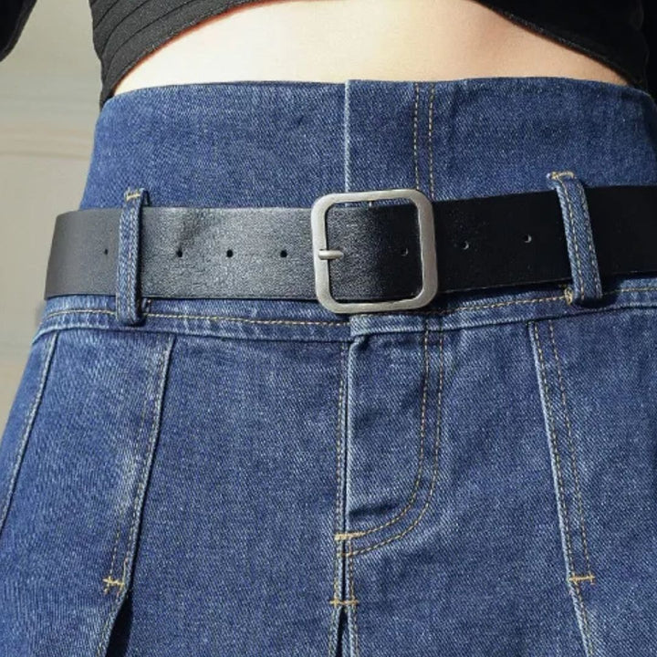 Dunkelblauer Jeansrock mit schwarzem Ledergürtel und silberner Schnalle.