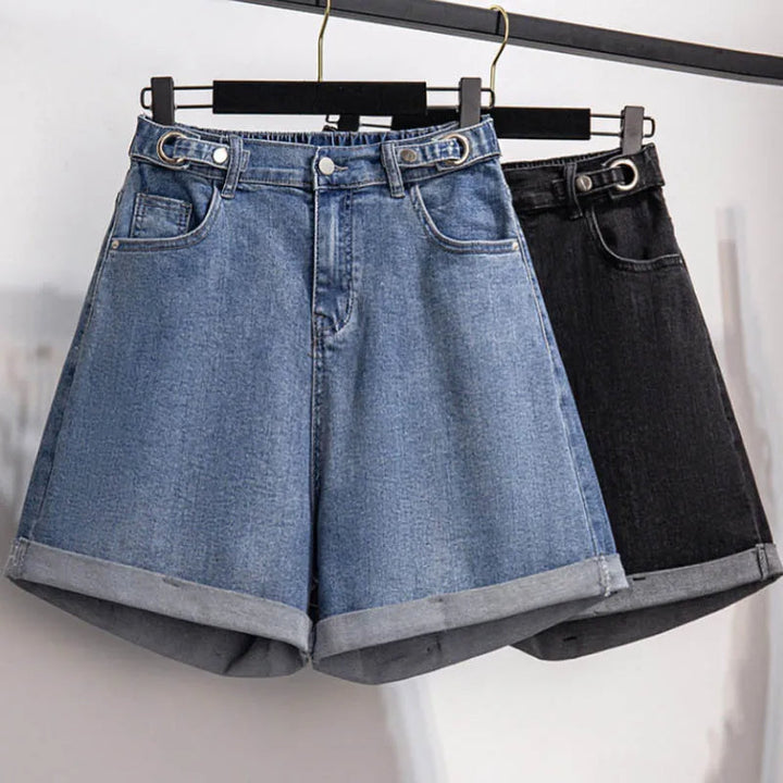 Zwei Jeansshorts Damen, blau und schwarz, mit Gürtel, modisch, lässig, Sommermode.