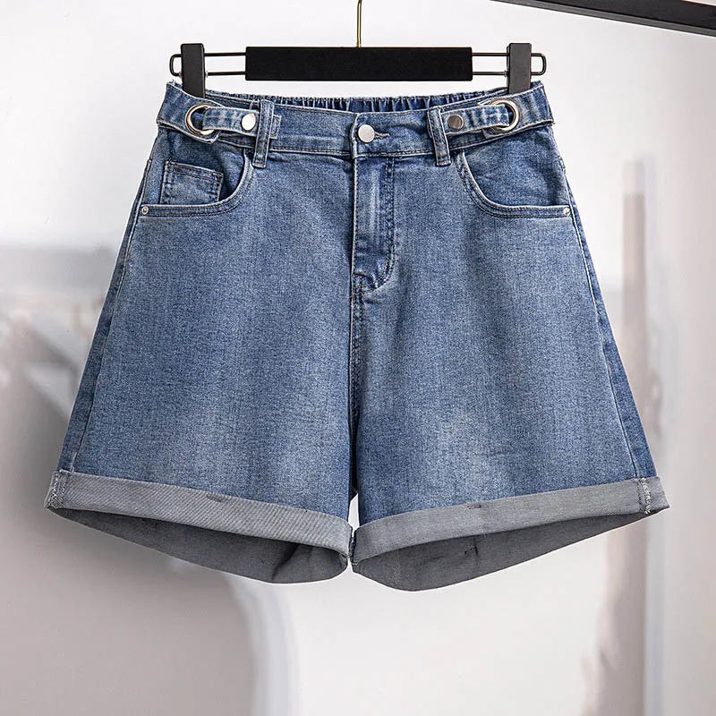 Damen Jeansshorts blau, lässig, umgeschlagener Saum, Sommermode, Denim, Freizeitkleidung.
