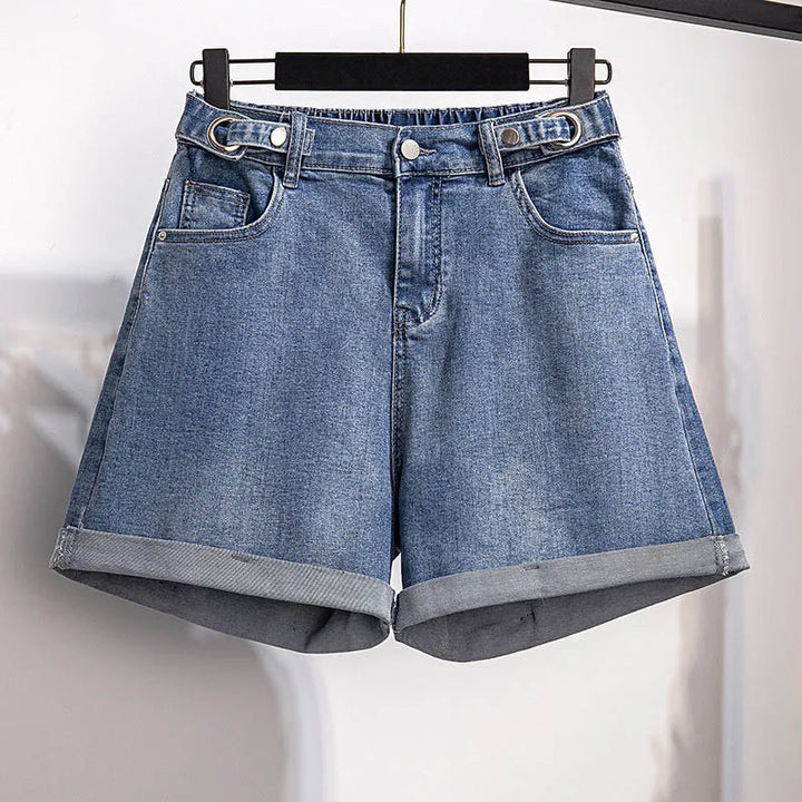 Damen Jeansshorts blau, lässig, umgeschlagener Saum, Sommermode, Denim, Freizeitkleidung.