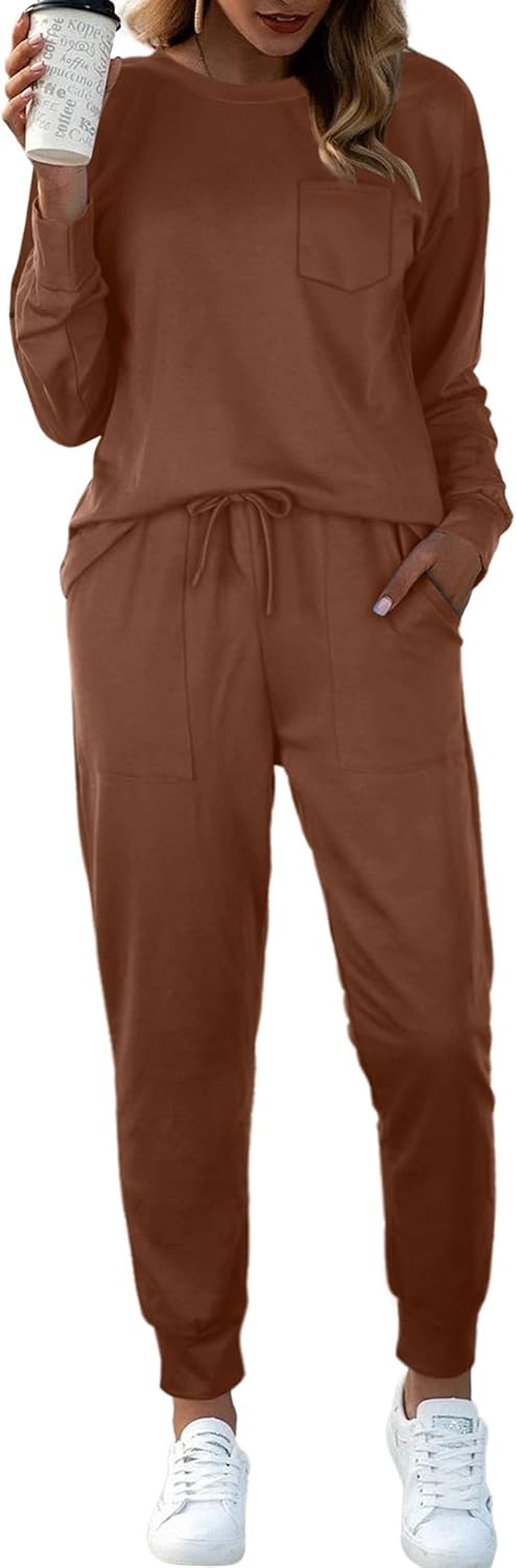 Frau in braunem Jogginganzug mit Kaffeebecher, Freizeitmode, bequeme Kleidung, Damenbekleidung.