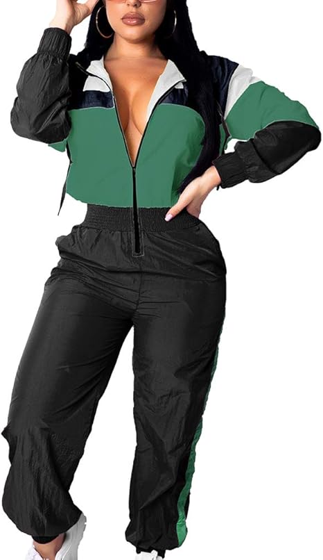 Frau in grün-schwarzem Trainingsanzug, Reißverschluss, sportlich, modisch, Freizeitkleidung.