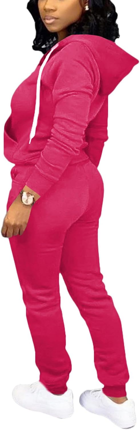 Frau in rotem Jogginganzug mit Kapuze und weißen Sneakers, sportliche Freizeitmode.