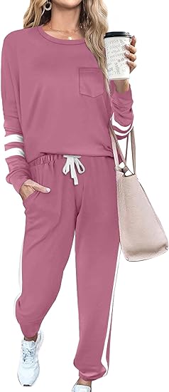 Frau in rosa Freizeitanzug mit Kaffeebecher und Tasche, lässige Mode, bequeme Kleidung.