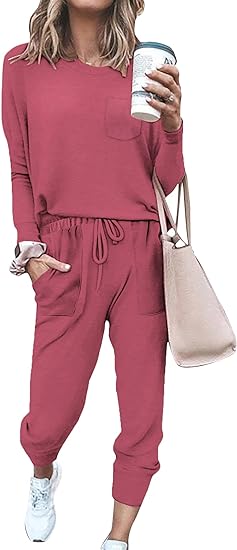 Frau in rotem Freizeitanzug mit Kaffeebecher und beiger Tasche, lässige Mode.