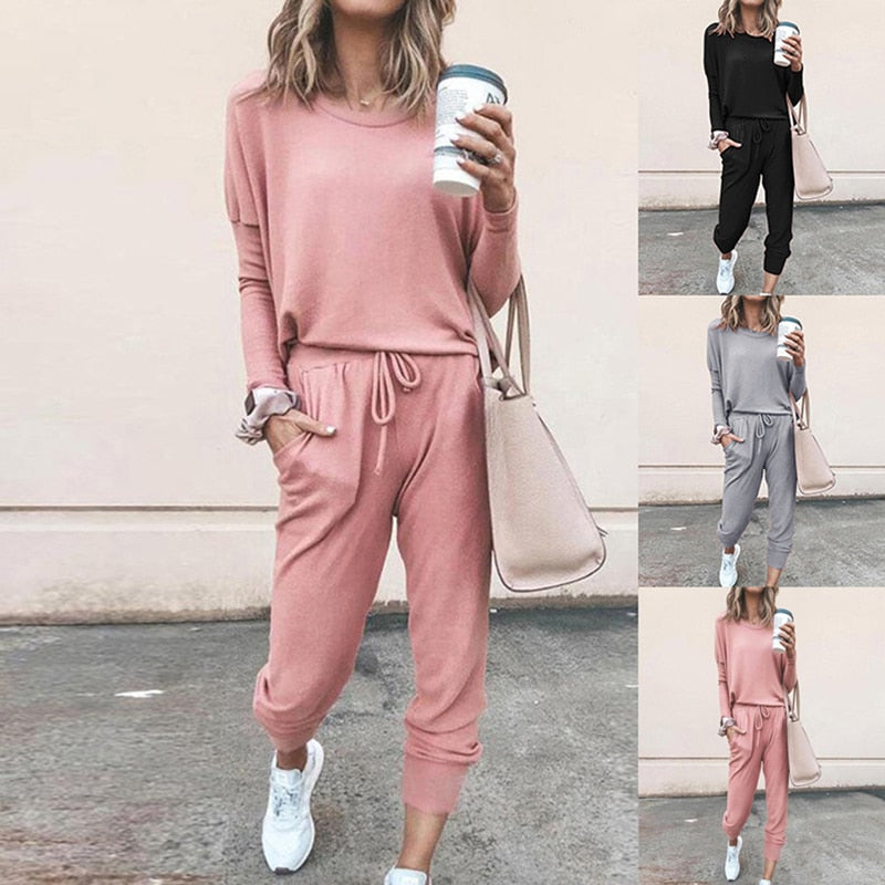 Frau in rosa Freizeitanzug mit Kaffeebecher, Collage mit verschiedenen Farben, modisch, bequem.