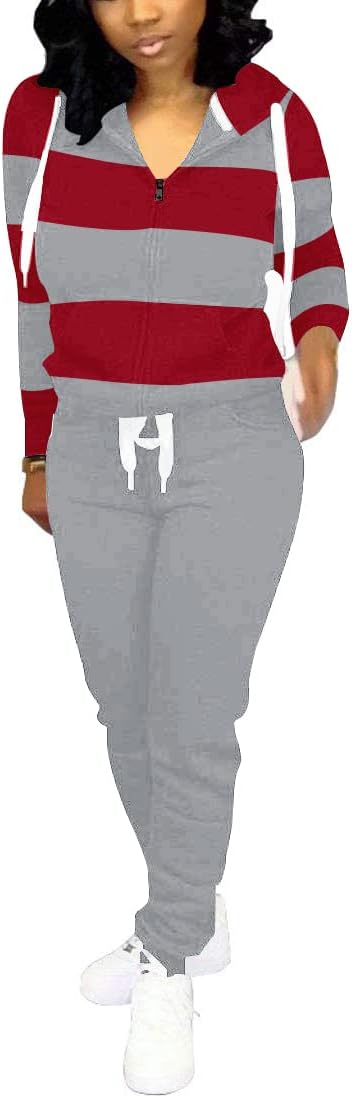 Frau in rot-grau gestreiftem Hoodie und grauer Jogginghose, Freizeitmode, bequeme Kleidung.