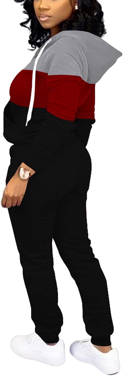 Frau in schwarz-rotem Hoodie-Set, Kapuze, Freizeitkleidung, seitliche Ansicht, weiße Sneaker.