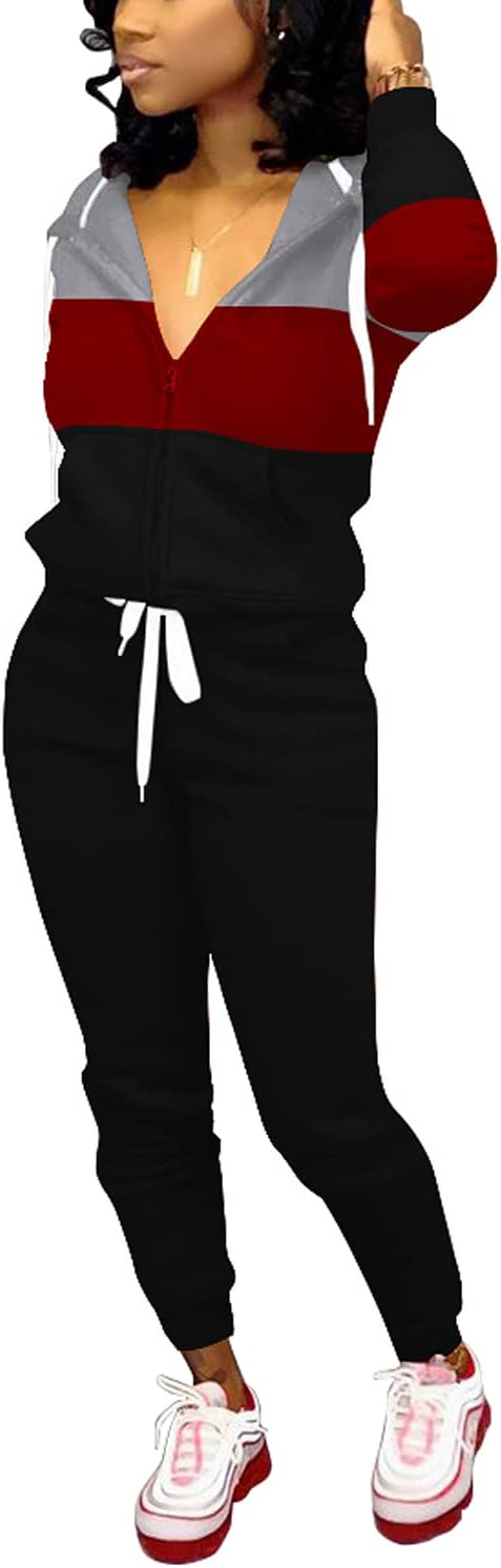 Frau in schwarz-rotem Jogginganzug mit Kapuze und weißen Sneakers, Freizeitmode Damen.
