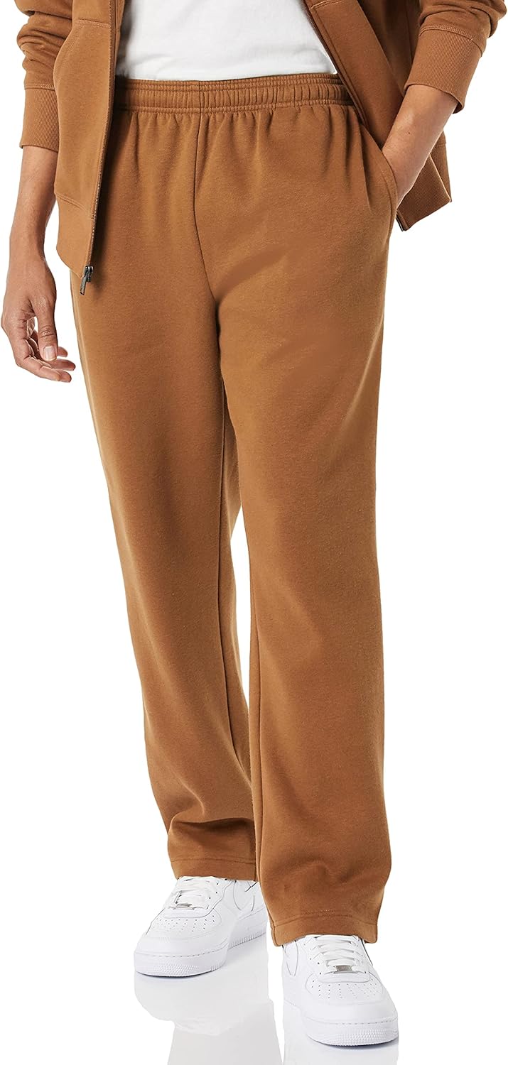 Braune Jogginghose Damen, bequem, Baumwolle, Freizeitmode, mit weißen Sneakers.