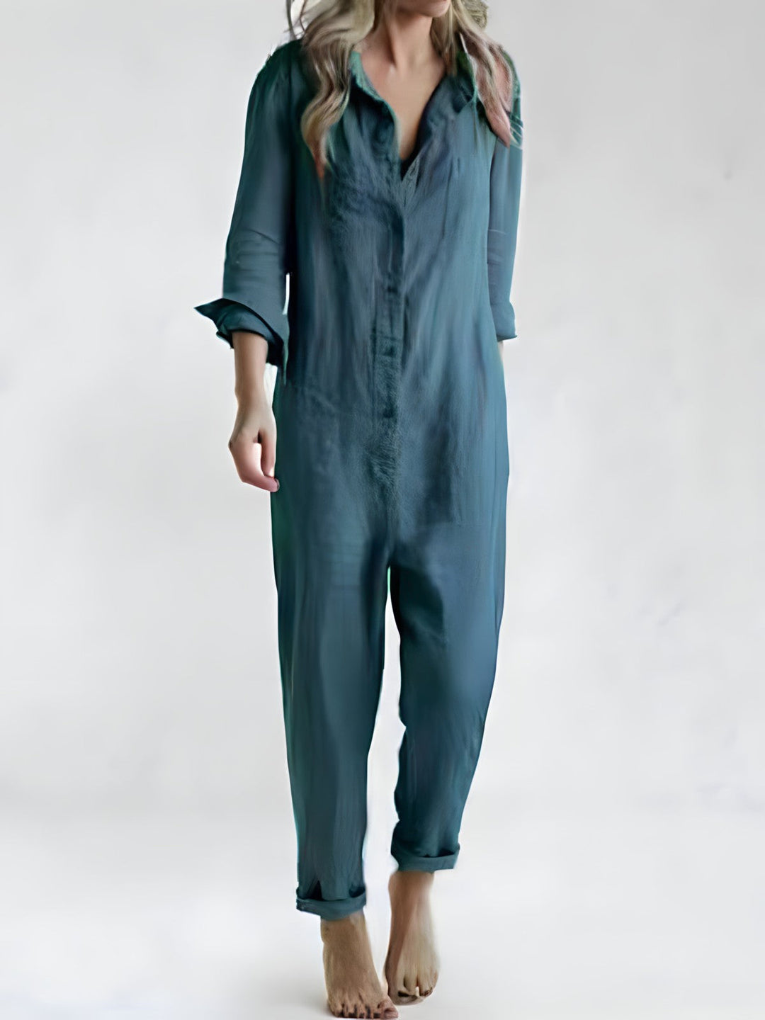 Frau in blauem Leinen-Jumpsuit, lässig, modisch, bequem, langärmelig, Freizeitkleidung.