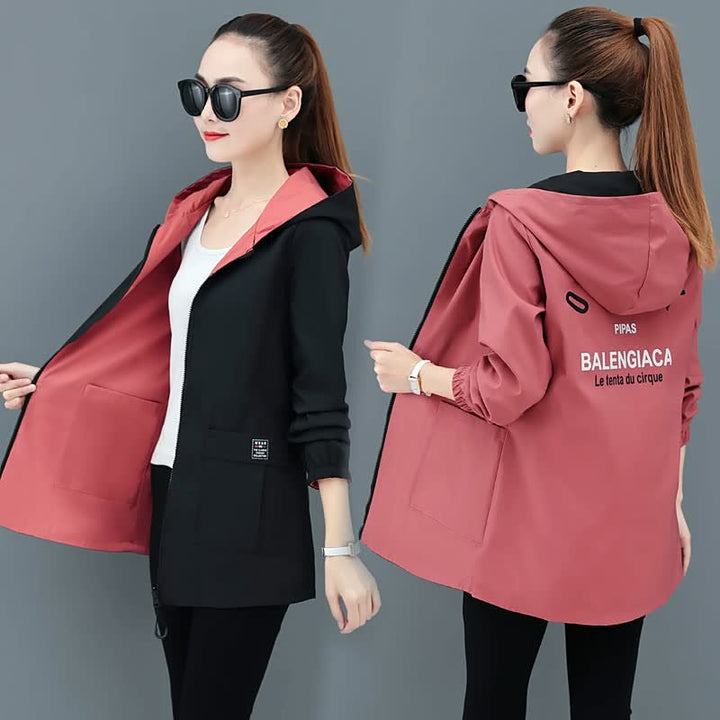 Zwei Damenmode-Kapuzenjacken, schwarz und rosa, mit Aufdruck, lässiger Stil.