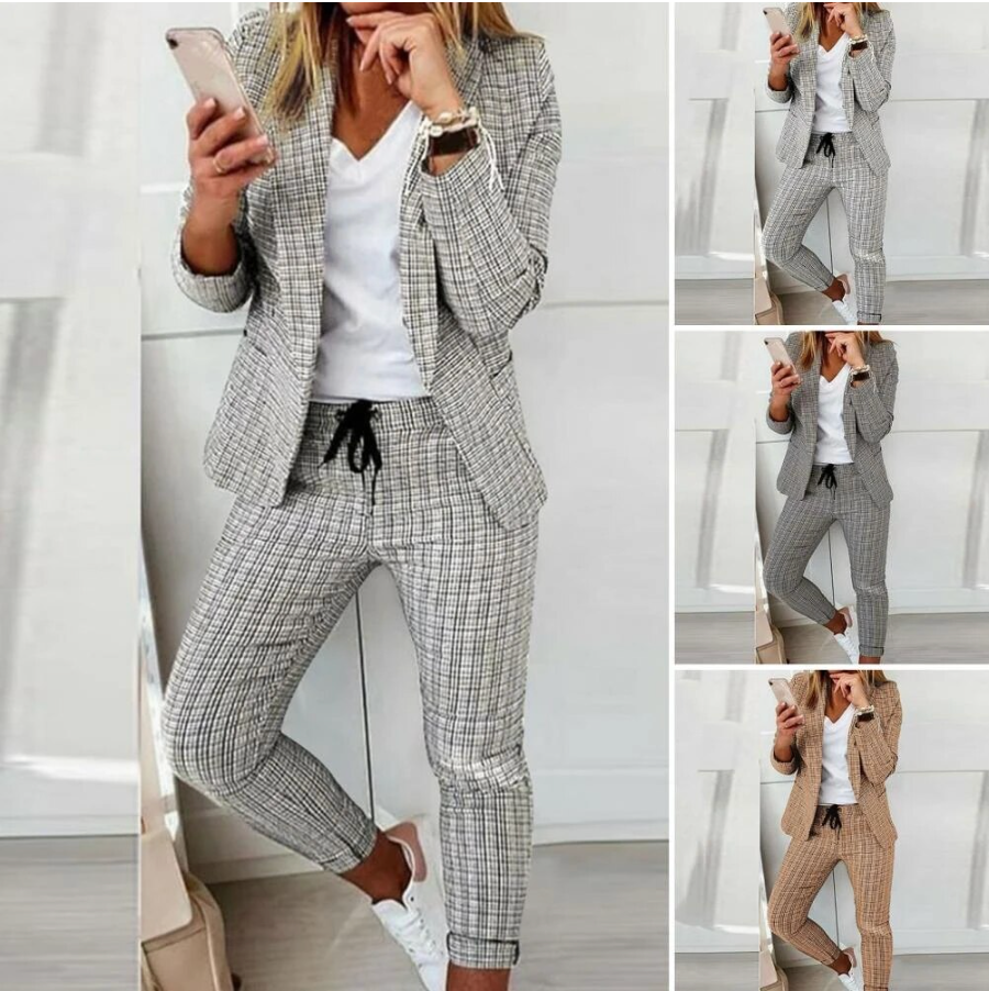 Frau im karierten Anzug, Smartphone, weißes T-Shirt, modische Damenbekleidung, Büro-Outfit.