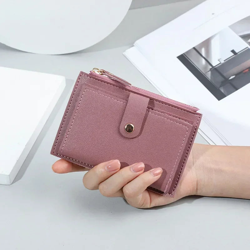 Rosa Damen-Geldbörse aus Leder, kompakt, mit Druckknopf, stilvoll und praktisch.