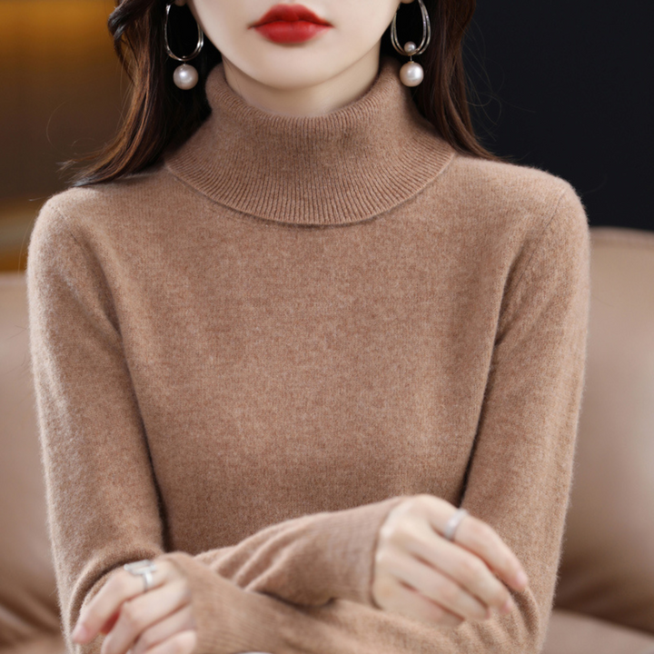 Velbloudí hnědý rolák na modelce zblízka, vidět žebrovaný límec a jemnou pleteninu. 14