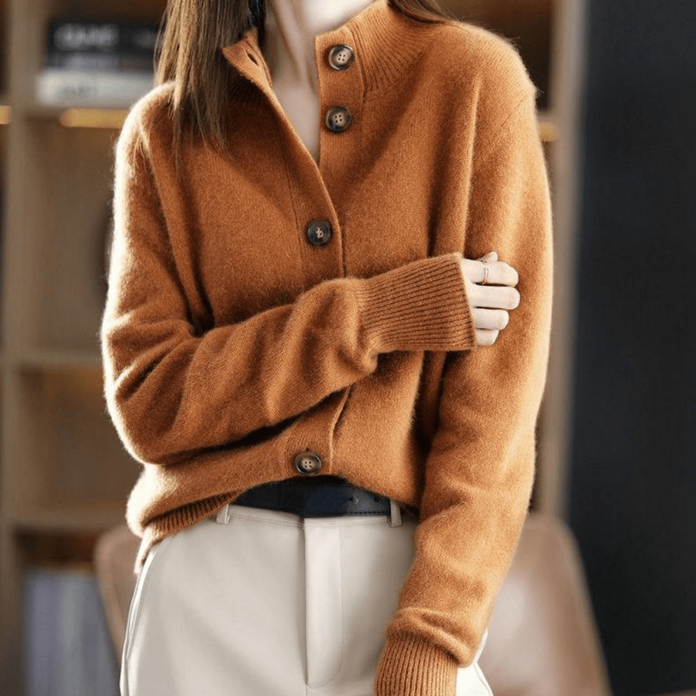 Damen Strickjacke aus Wolle, braun, mit Knöpfen, modisch, warm, Herbstmode, elegant.
