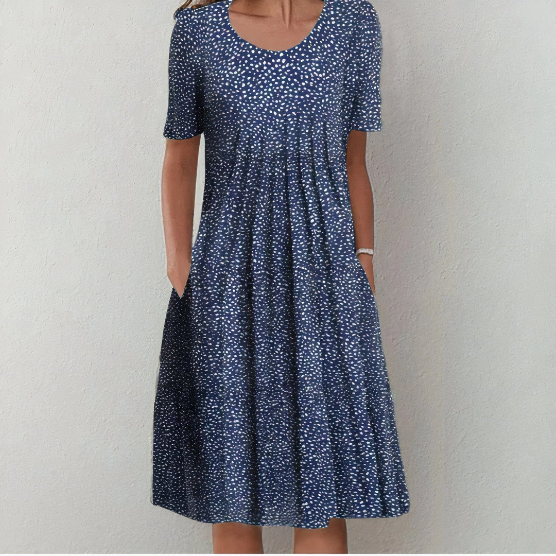 Damenkleid blau mit weißen Punkten, knielang, kurzärmelig, Sommermode, Freizeitkleidung.