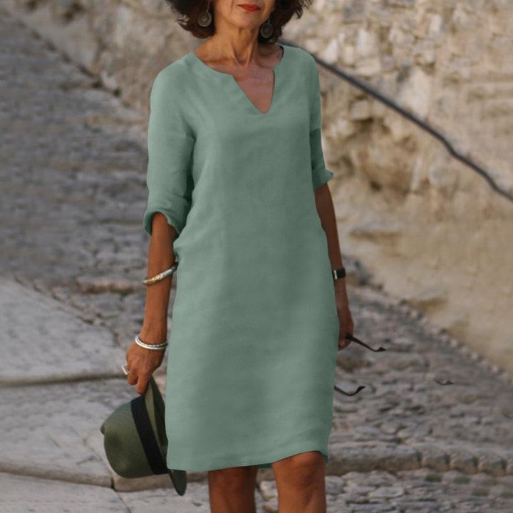 Elegantes Damenkleid in Grün, knielang, V-Ausschnitt, für Sommermode und Freizeit.