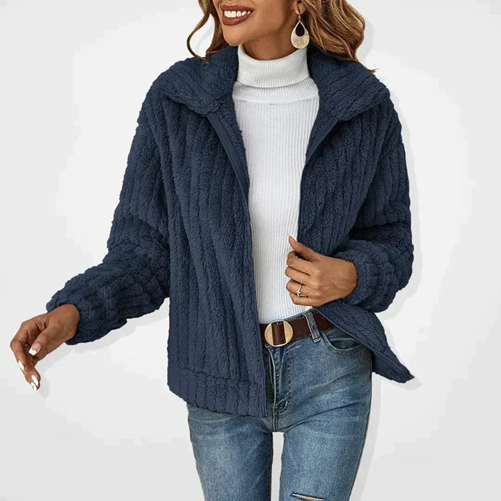 Damen Langfleeceweste, dunkelblau, warm, modisch, Herbstmode, Freizeitkleidung, elegant.