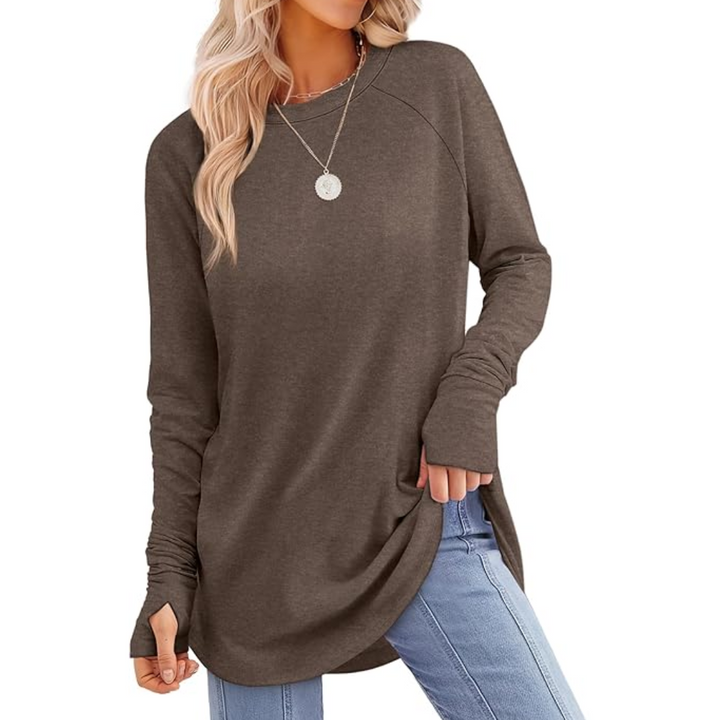 Frau in braunem Langarmshirt und blauer Jeans, lässige Mode, Herbstoutfit, Damenbekleidung.