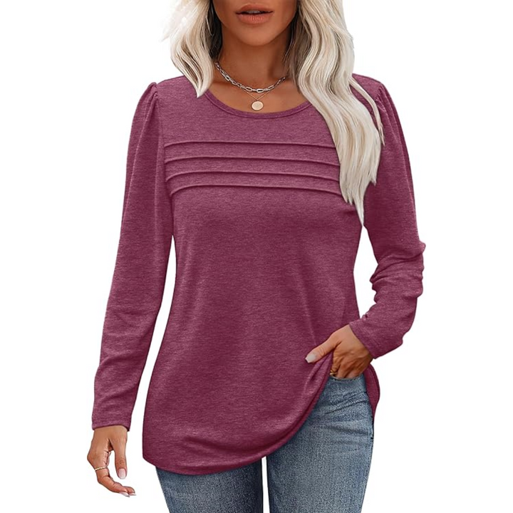 Frau in bordeauxrotem Langarmshirt, Falten-Design, lässig, modisch, Damenmode.