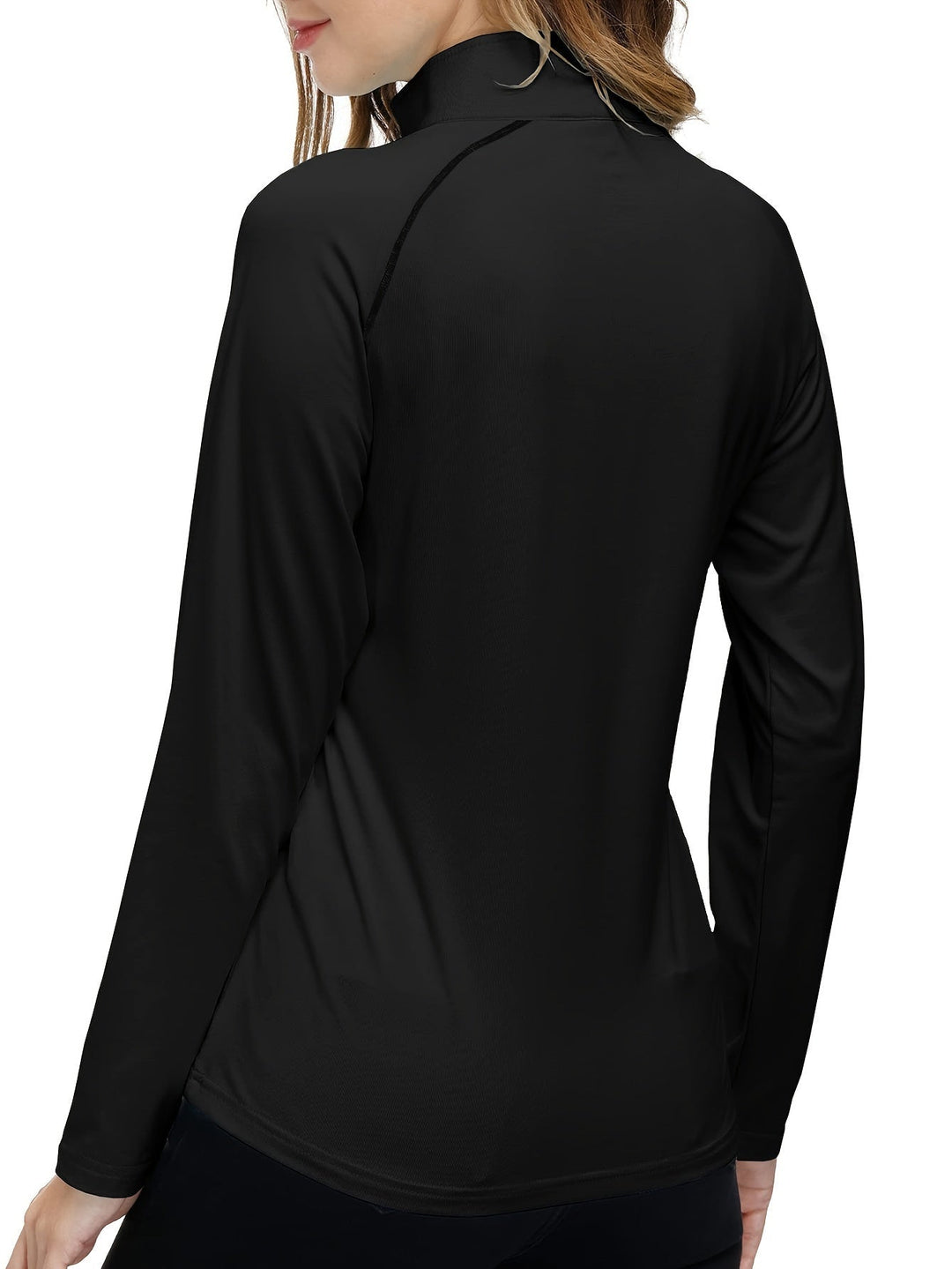 Frau in schwarzem Langarmshirt, Rückansicht, Sportbekleidung, atmungsaktives Material.