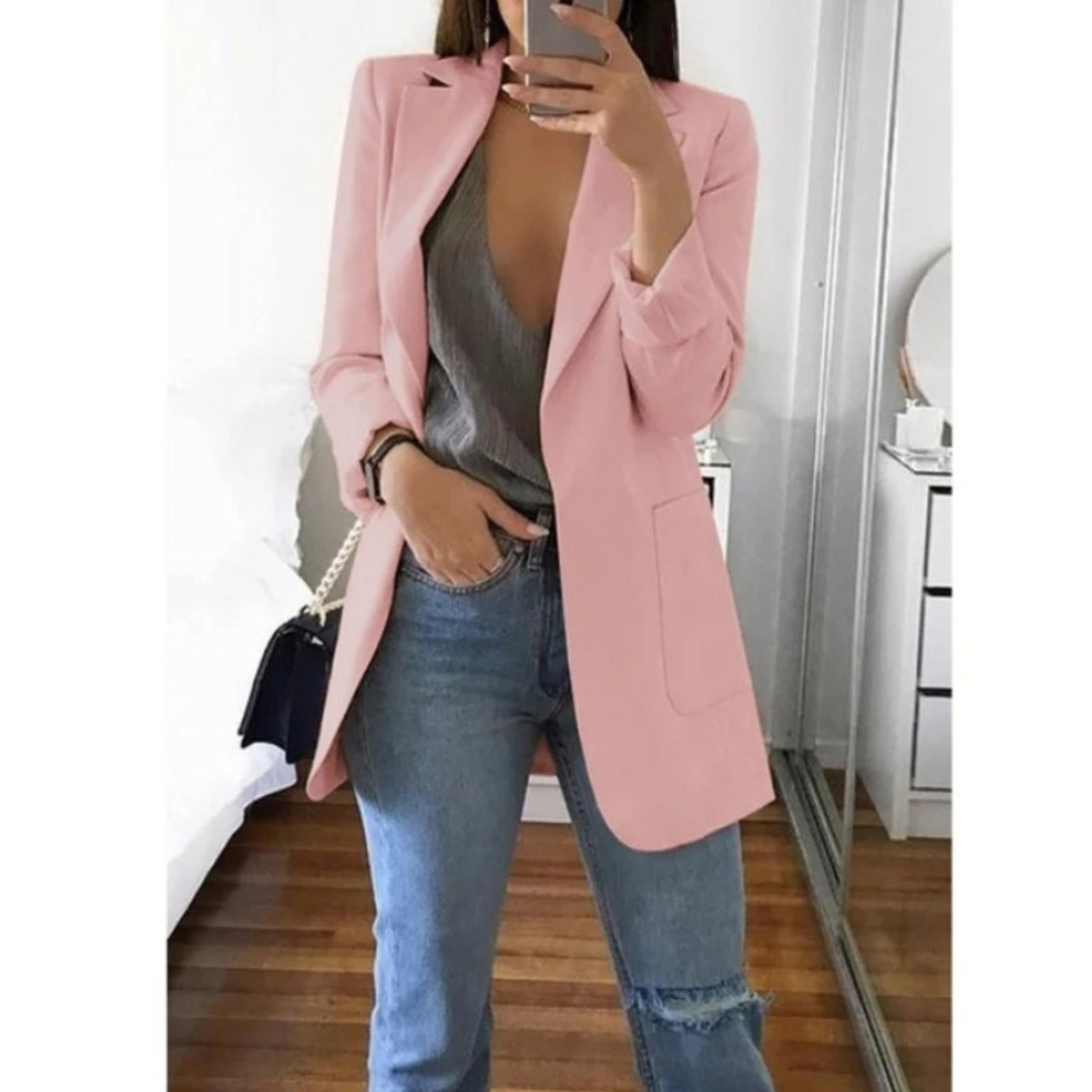 Frau in rosa Blazer, grauem Top und Jeans, modisch, elegant, Damenmode, Spiegel-Selfie.