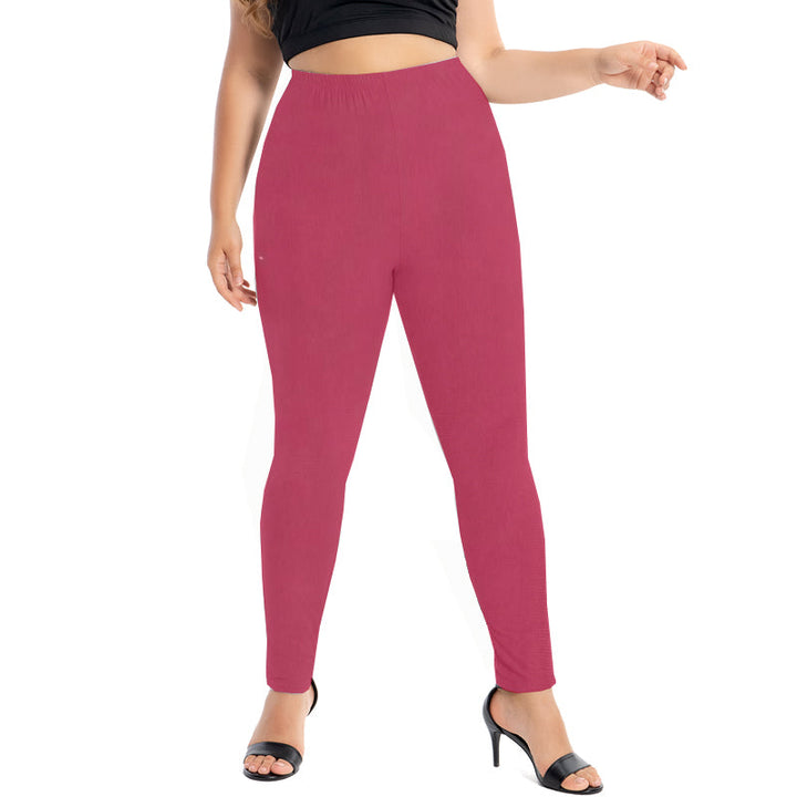Frau in pinker Leggings, hohe Taille, elastisch, modisch, bequem, Damenmode, schwarze Sandalen.