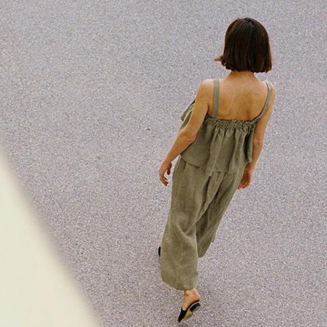 Frau in olivgrünem Leinen-Zweiteiler, Sommermode, lässiger Stil, von oben fotografiert.