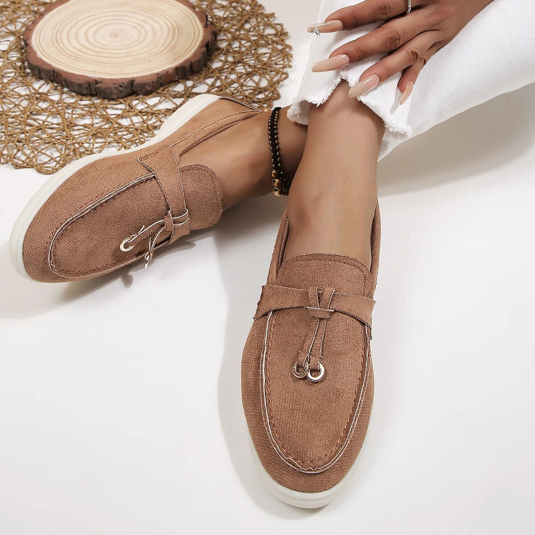 Braune Damen-Loafers aus Leder, Slip-On, flach, für Frühling und Herbst, auf weißem Hintergrund.