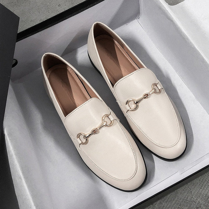 Weiße Damen-Loafer aus Leder mit goldener Kettendekoration in Schuhkarton.