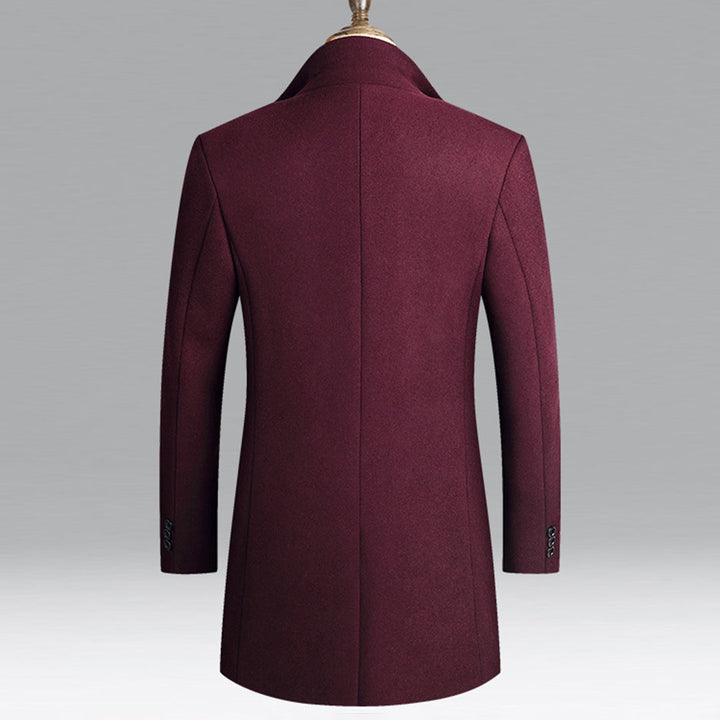 Bordeauxfarbener Herrenmantel aus Wolle, elegantes Design, Rückansicht, Wintermode.