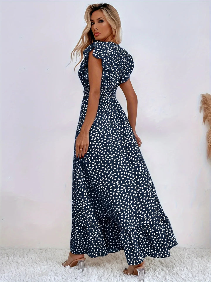 Frau in langem, blau-weiß gepunktetem Sommerkleid, elegant, modisch, auf weißem Hintergrund.