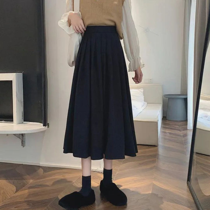 Damenmode: Eleganter schwarzer Midirock, Faltenrock, Herbstmode, stilvoll und zeitlos.