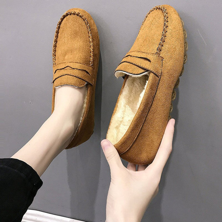 Braune Mokassins aus Wildleder mit Fellfutter, bequeme Freizeitschuhe für Damen.