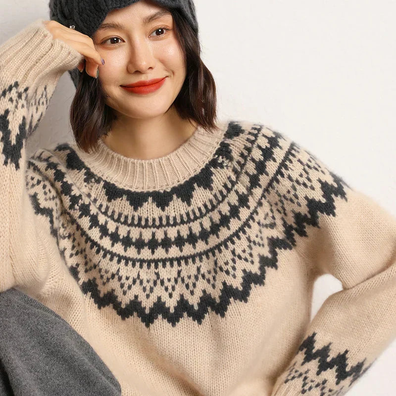 Frau trägt beige Strickpullover mit Norwegermuster, Wintermode, gemütlich, warm, stilvoll.