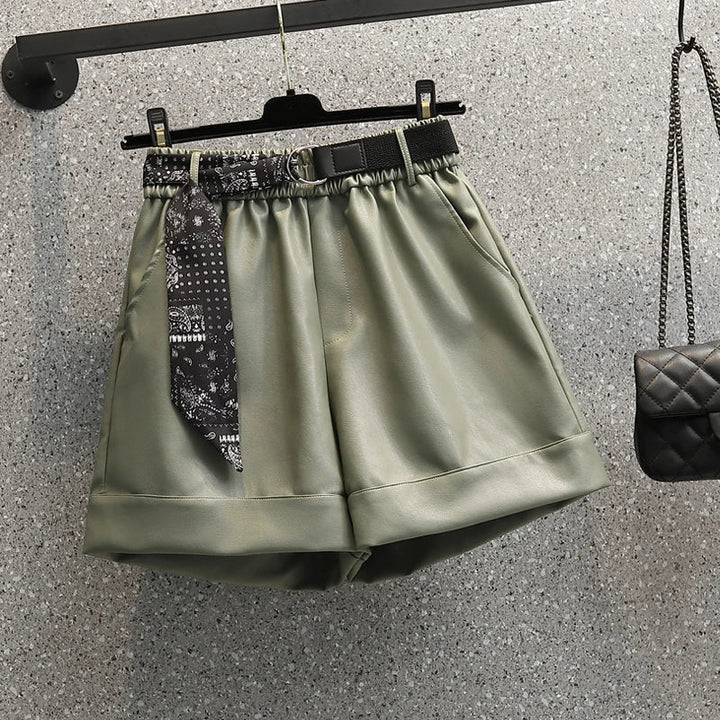 Grüne Damen-Shorts mit Gürtel, elastischer Taille, modisches Design, Sommermode.