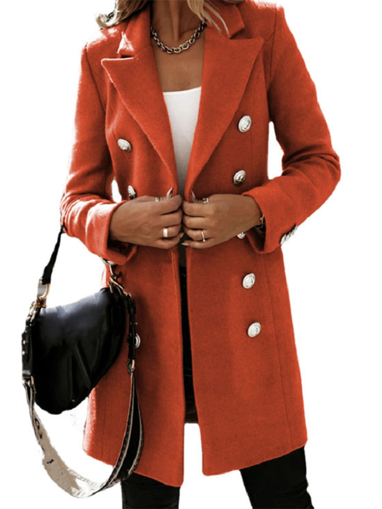 Frau in orangefarbenem Wollmantel mit Knöpfen, schwarze Tasche, modisch, elegant.